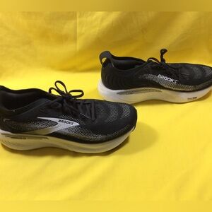 Brooks Men’s Black & White Performance Adrenaline Running Shoes SZ 11.5